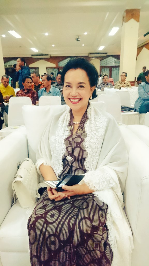MNKahmi's tweet photo. #PutriSolo Mbak Nina Akbar Tandjung di momen #halalbihalal Keluarga Besar KAHMI & HMI (20/7/2017). #Yakusa #KotaSolo https://t.co/3frifQ9mUi