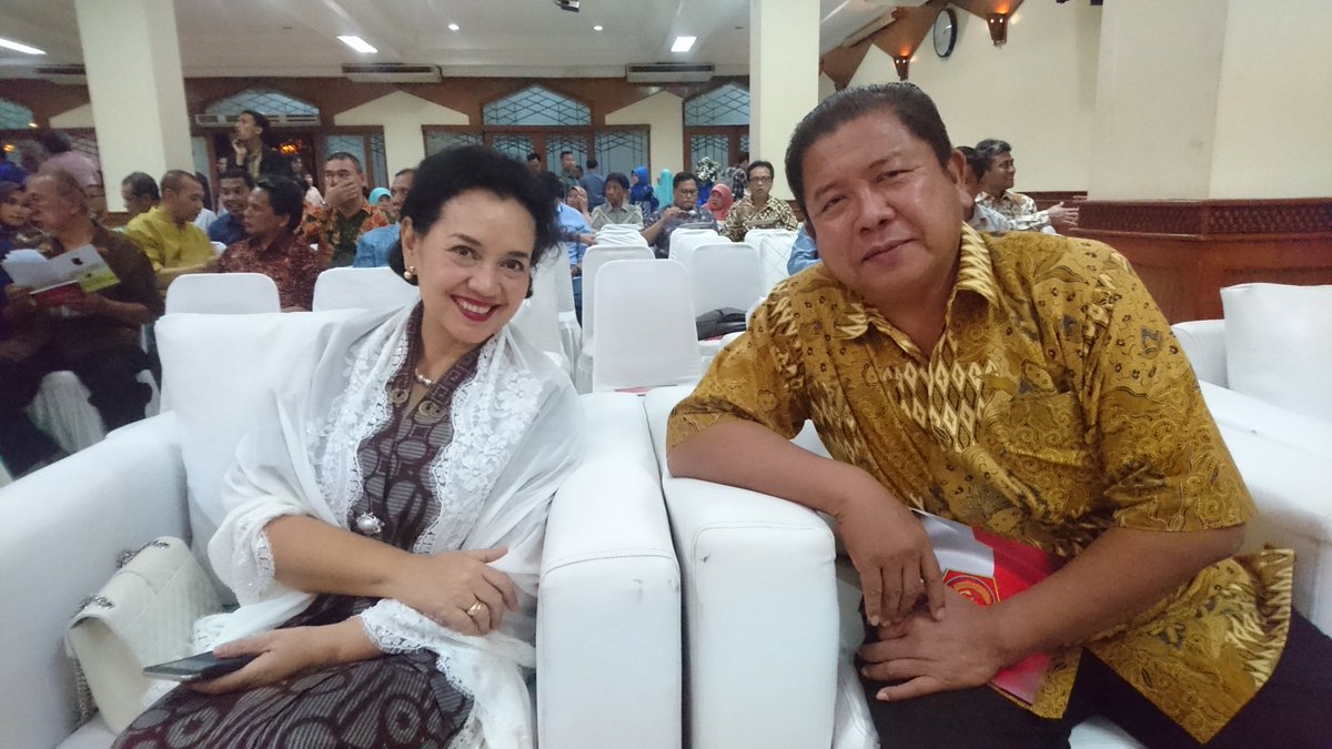 MNKahmi's tweet photo. #PutriSolo Mbak Nina Akbar Tandjung di momen #halalbihalal Keluarga Besar KAHMI & HMI (20/7/2017). #Yakusa #KotaSolo https://t.co/3frifQ9mUi