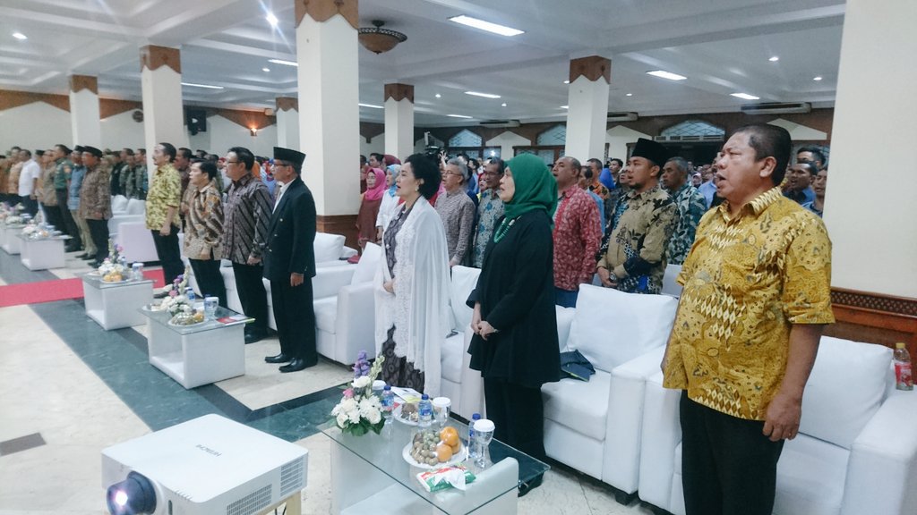 MNKahmi's tweet photo. #PutriSolo Mbak Nina Akbar Tandjung di momen #halalbihalal Keluarga Besar KAHMI & HMI (20/7/2017). #Yakusa #KotaSolo https://t.co/3frifQ9mUi