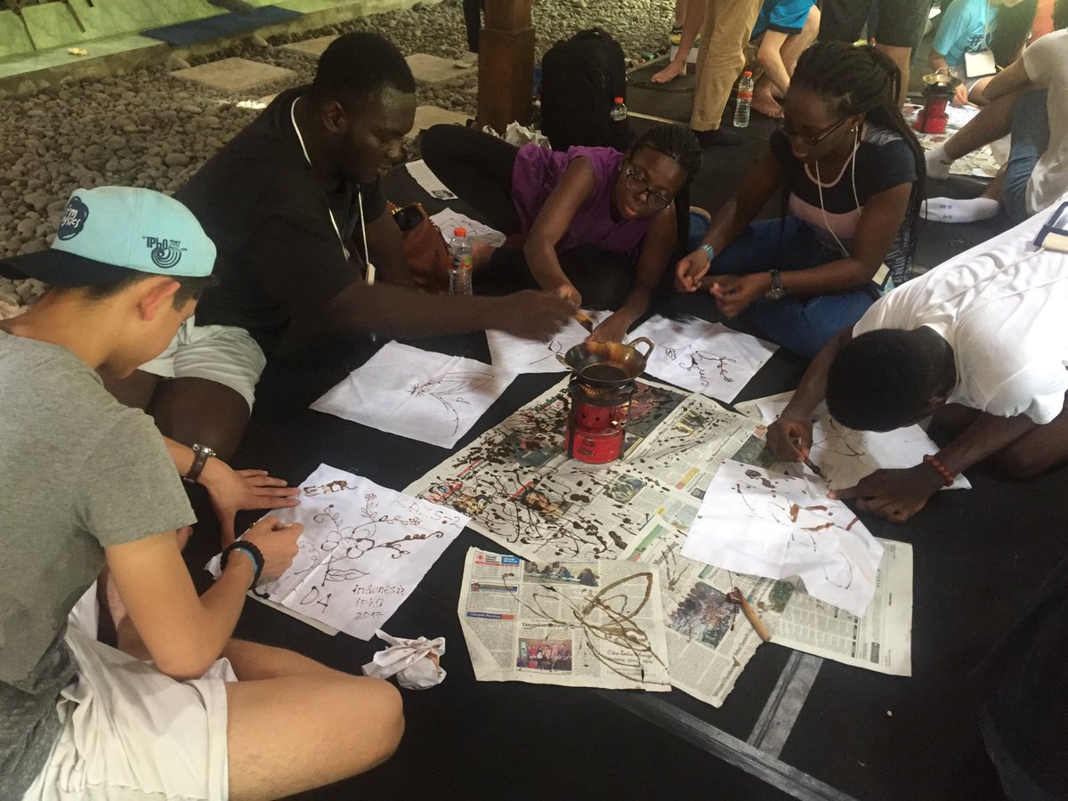 ipho2017's tweet photo. Students felt so enthusiastic about making Batik. Check these pictures out. #imphysics #iphostudents @kemdikbud_ri #ipho2017 https://t.co/8OU3PdNiK3