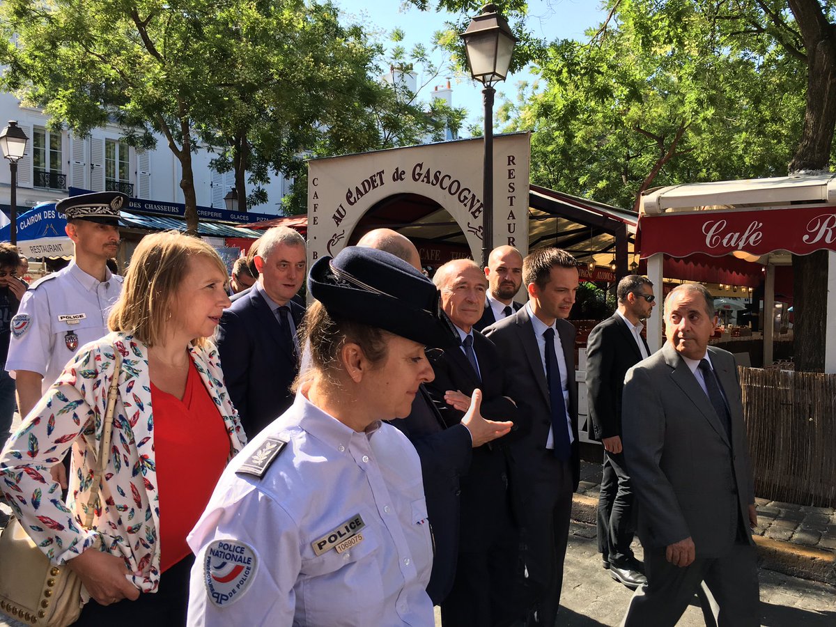 mairie18paris's tweet photo. À #Montmartre avec @gerardcollomb la @prefpolice présente les dispositifs de sécurité pour un été serein et évoque les besoins à #paris18 https://t.co/w7WkrVo9b2