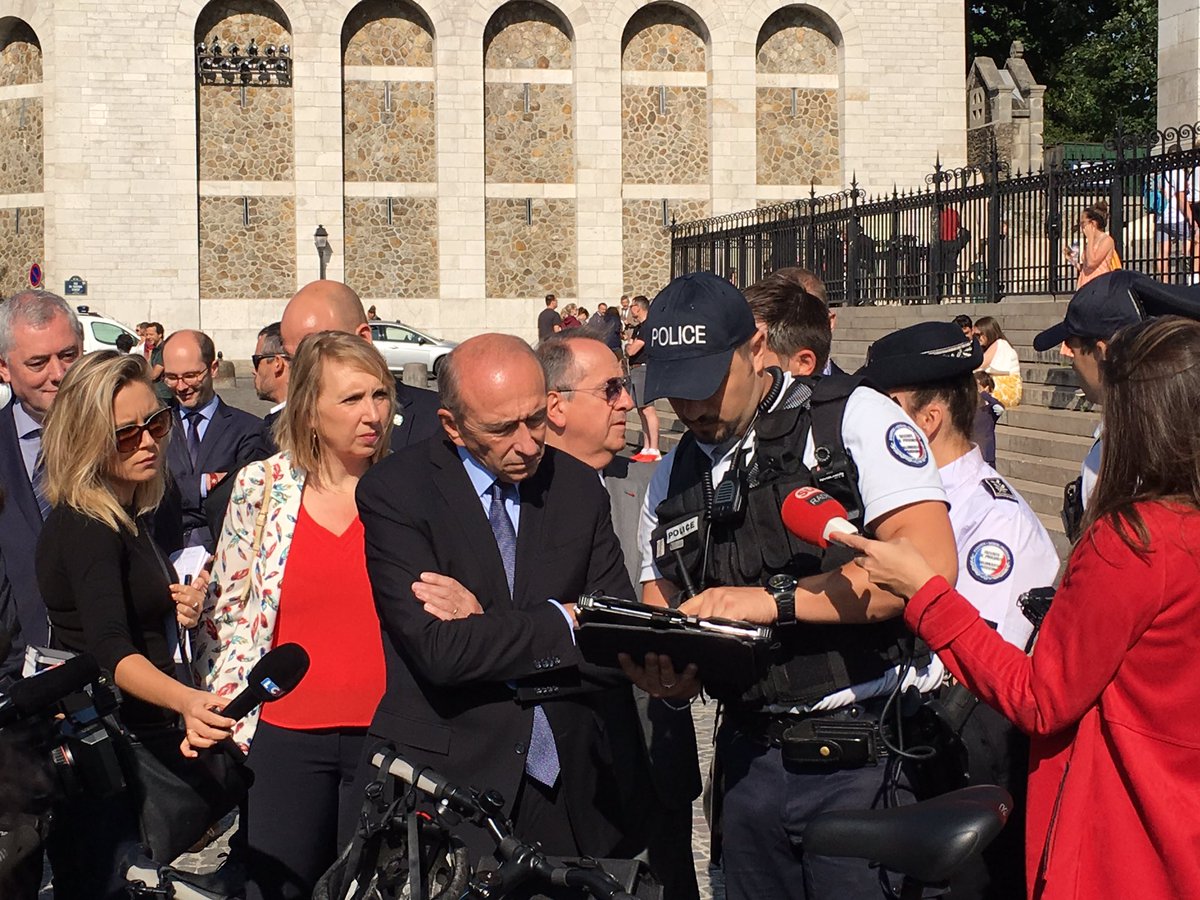 mairie18paris's tweet photo. À #Montmartre avec @gerardcollomb la @prefpolice présente les dispositifs de sécurité pour un été serein et évoque les besoins à #paris18 https://t.co/w7WkrVo9b2