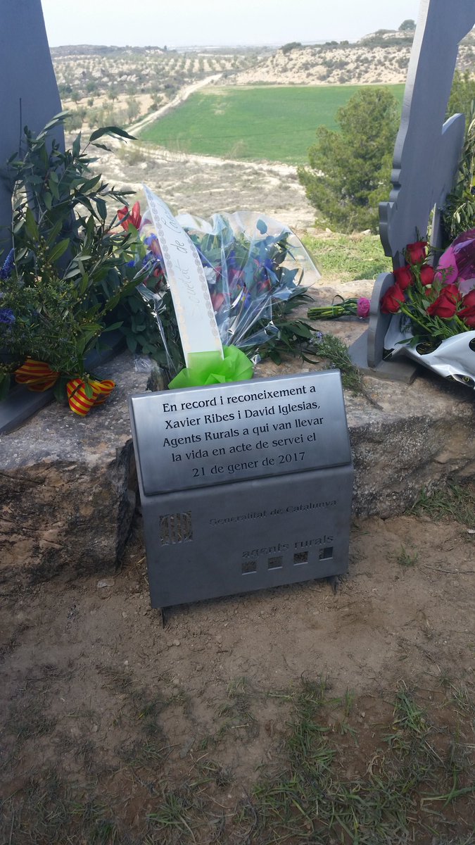 Agents_Rurals's tweet photo. A aquesta hora just fa 6 mesos van llevar la vida en acte de servei a #XavierRibes #DavidIglesias
#AgentsRurals
Sempre en el nostre record https://t.co/xoJMFkRtz6