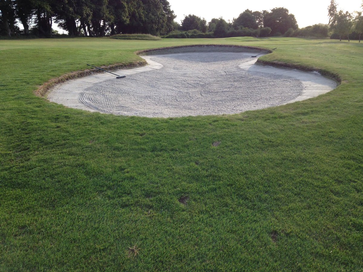 AndyBarber22's tweet photo. Bunkers post storm !! Just needed a rake. @richunsworth @solloway_jim #bunkermagic @EcoBunkerLtd https://t.co/c4J9TnNojR