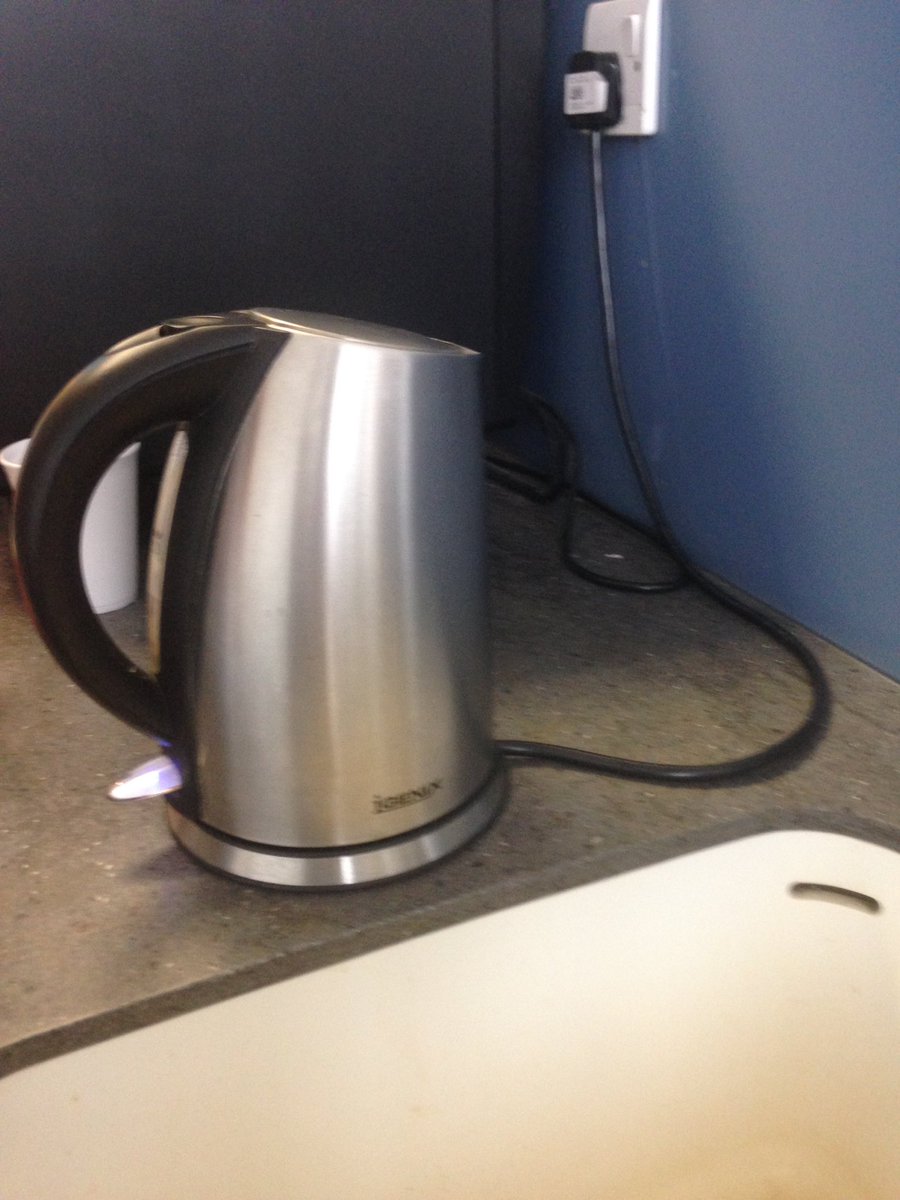 NewsroomTim's tweet image. RIP the newsroom kettle #kettlegate #saveourkettle
