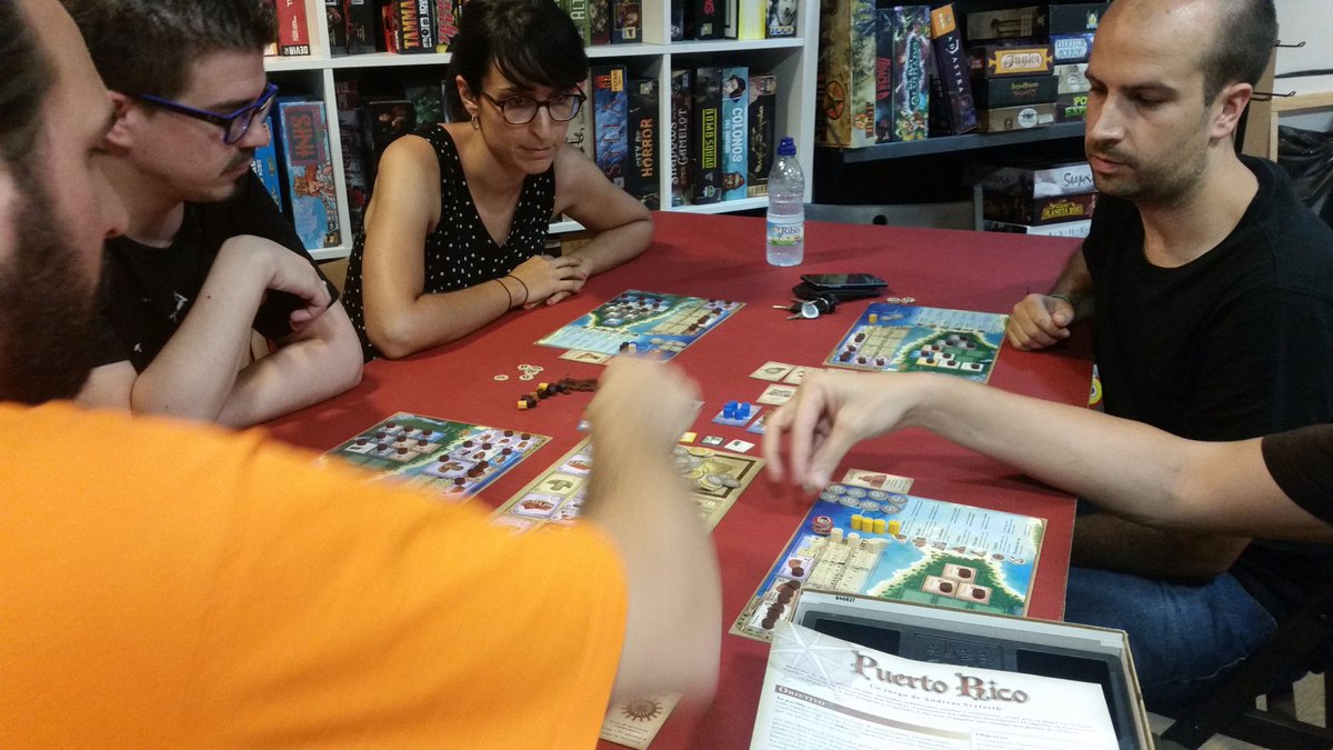 T_CuriosityShop's tweet photo. Ayer le dimos caña a este superclásico en las #gamesessions. Partidaza de Puerto Rico de @DevirIberia #puertorico #juegosdemesa #boardgames https://t.co/QX6l2HfqGk