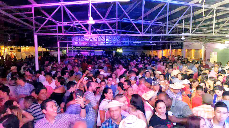 Yamisal13's tweet photo. El Royal Gin se quedo chiquito #LasTablas #FiestaDeSantaLibrada #20DeJulio #Mechiblanqueo #aaooo @UlpianoV @daniamariavg @alcyd22 https://t.co/hGiuvVPPUB