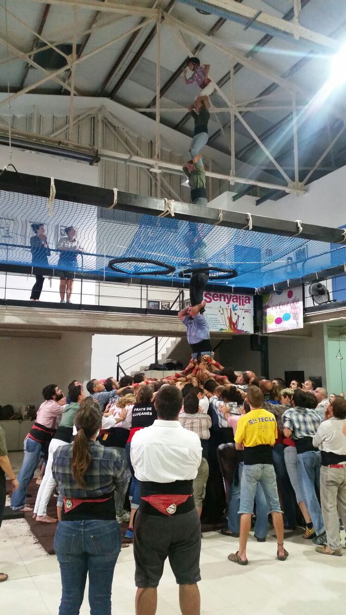 revistacastells's tweet photo. Els @Marrecs tenen a punt la seva arribada als castells de 9 https://t.co/mvOQUP9vtW #castellers https://t.co/voCl9YYlWO