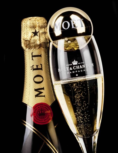 moonwrench_'s tweet photo. It's a great day for a #moonwrench meeting with this very exciting brand 😀😀🥂🥂🥂 https://t.co/9x63AklnNg