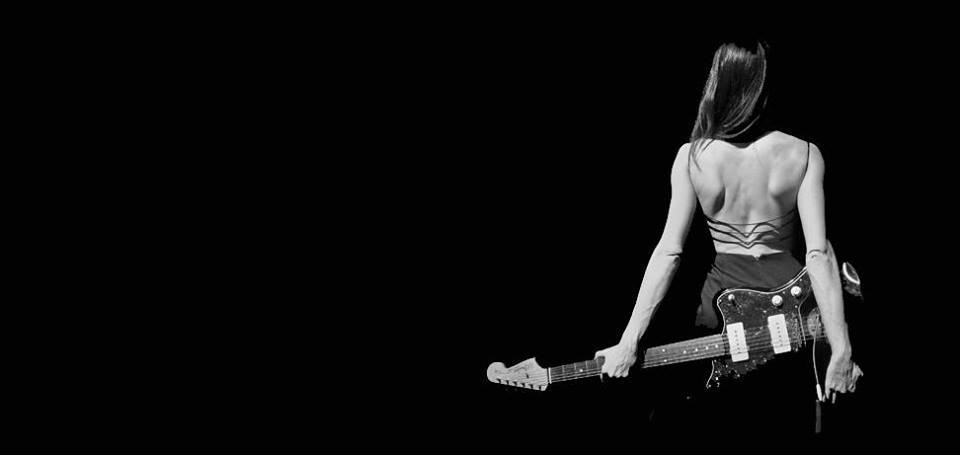 #stasera dalle 22 // Dagger Moth è il progetto solitario di Sara Ardizzoni, trasversale chitarrista e cantante. One-woman-band #live