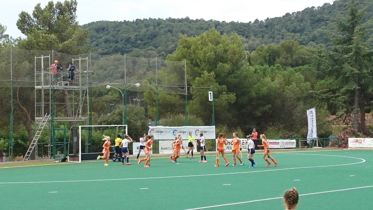 HockeyStyle's tweet photo. De eerste strafcorner voor #nedA is meteen raak, 1-0 dankzij Carmel Bosch #NEDENG #6nations #terrassa #miniEK https://t.co/X1KdB1XHHm