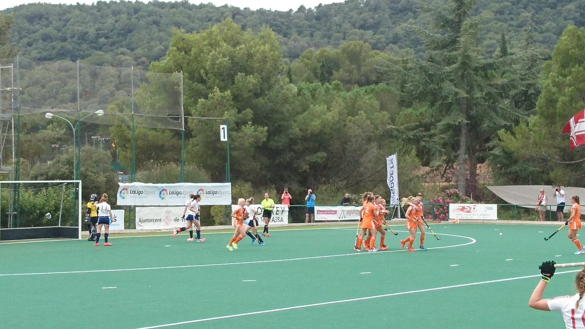 HockeyStyle's tweet photo. Ook de tweede strafcorner is raak, #NEDENG 2-0 #6nations #terrassa #miniEK #nedA https://t.co/xL4OL0UKYG