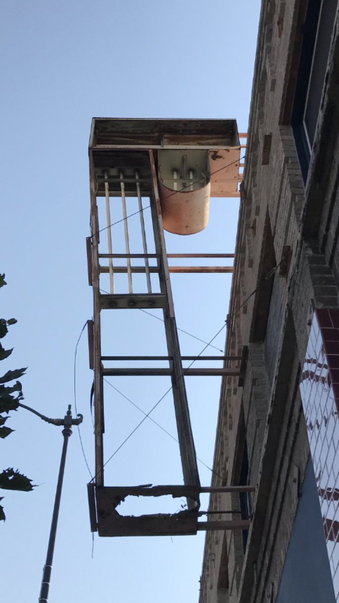 comedianstar's tweet photo. #signofthetimes #HighlandPark #NELA #HLP90042 https://t.co/oDfQDGER34