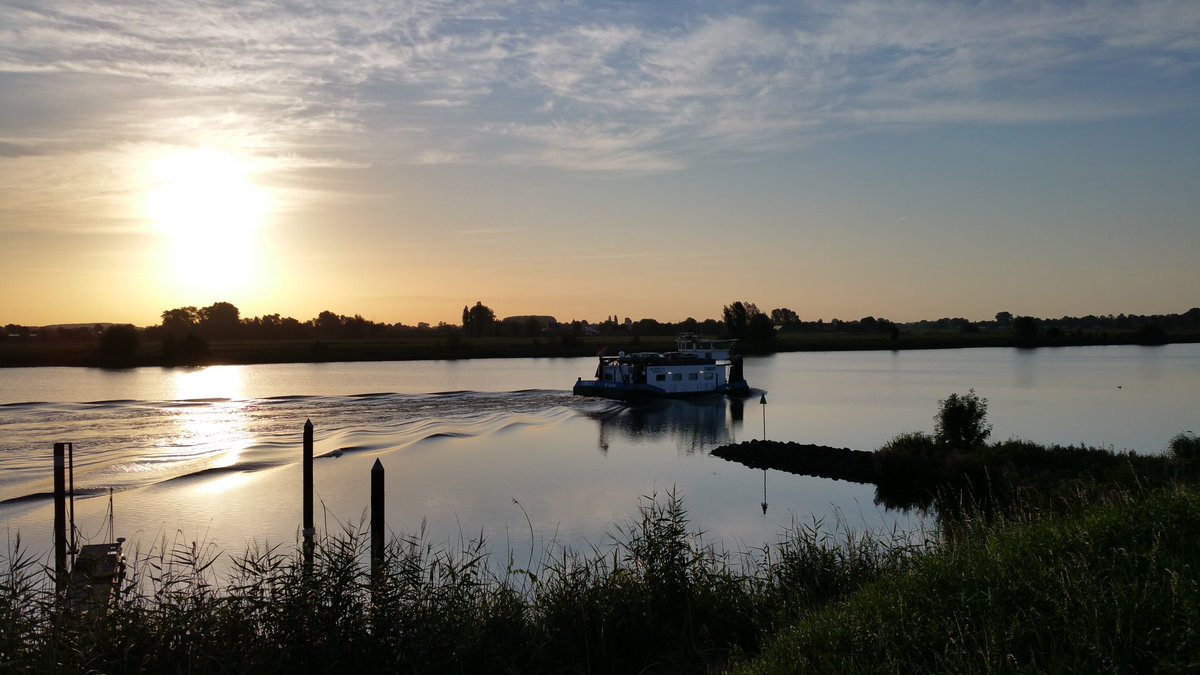 Motormiss's tweet photo. Apart vaartuig zo zonder bakken ervoor #Virgo #duwboot #afgedamdemaas #elkedagweergenietenlangsdemaas https://t.co/xpWqELXL7U