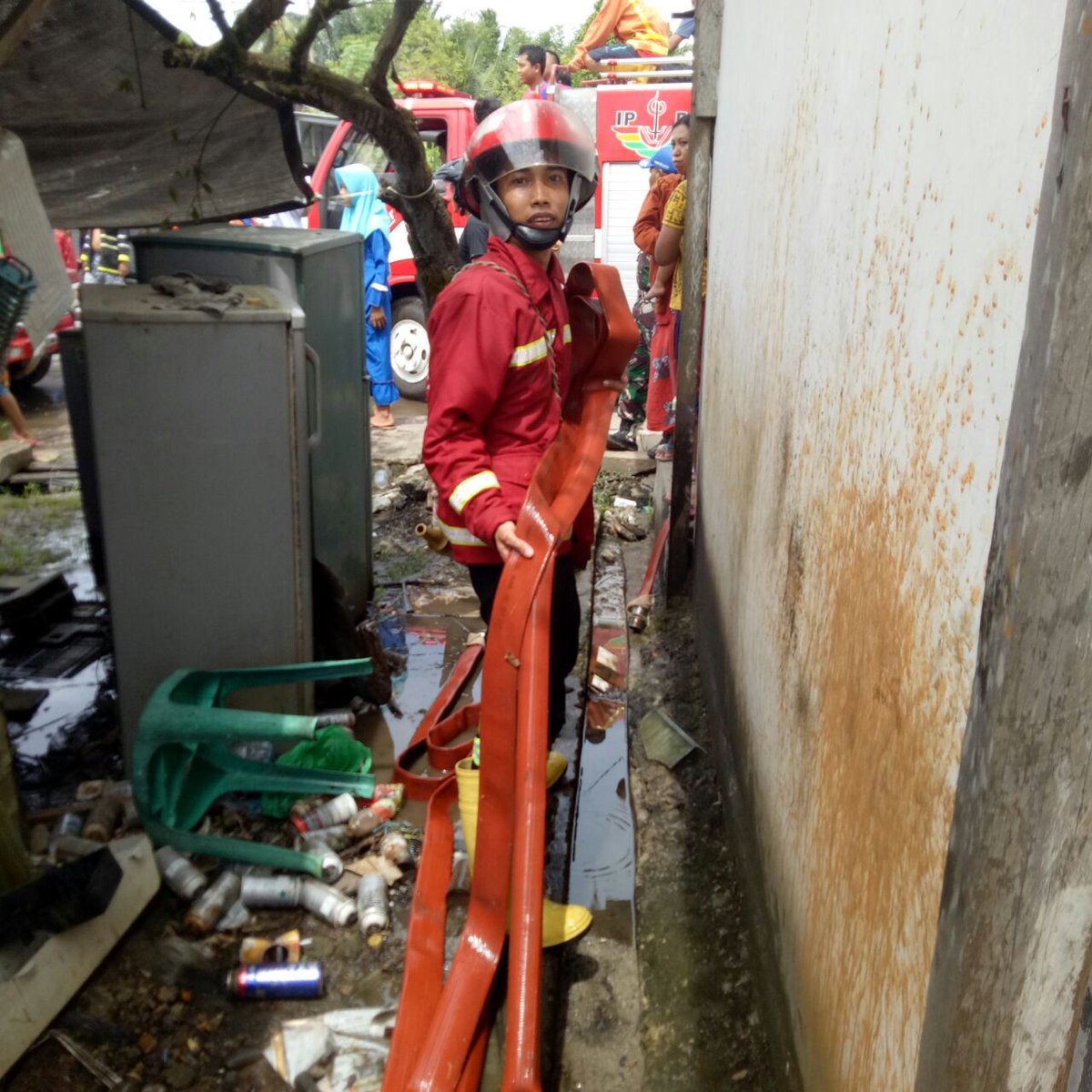 AAM_FireRescue's tweet photo. Kebakaran di jln darussalam cangkering, skitar jam 12 siang, menghanguskan 1 buah rumah. https://t.co/RmCM5XGqAM
