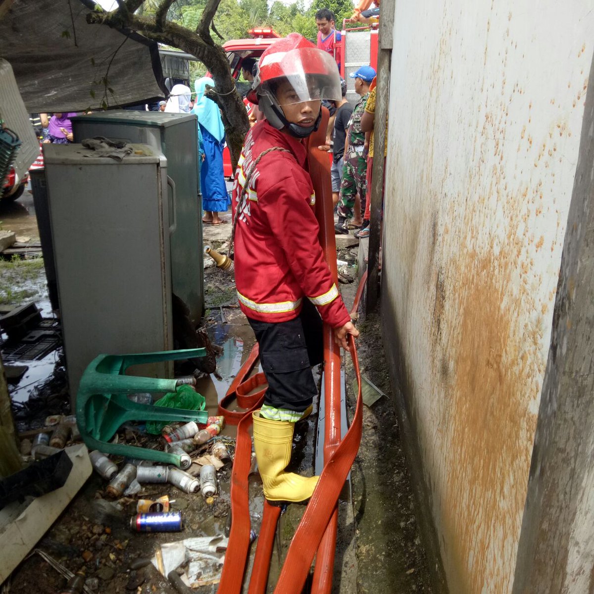AAM_FireRescue's tweet photo. Kebakaran di jln darussalam cangkering, skitar jam 12 siang, menghanguskan 1 buah rumah. https://t.co/RmCM5XGqAM