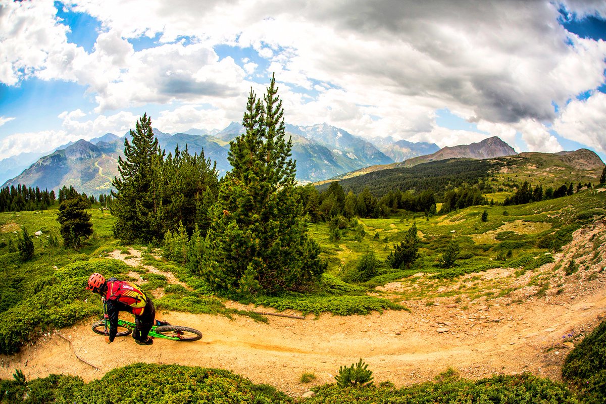 JuiceLubes's tweet photo. Big Sky Friday! ⛰️🚵⛰️😎👊
#juicelubes #mtb #happyfriday #weekend #getoutside #ride #live #love 😍
📷 @trippinfellaz https://t.co/N4qCf4hCeG