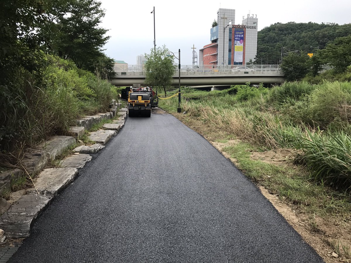 #성남시 #운중동
지난 장맛비로 인해 파손된 운중천 산책로를 하천관리과에서 보수 작업 중입니다. 무더운 날씨에 감사드립니다.
