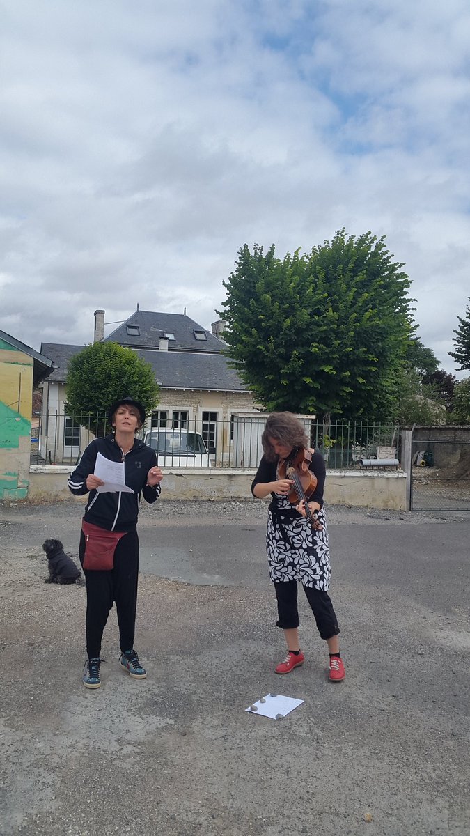 Aujourd'hui : visite en chansons a 20h30 du bourg de Champigny-le-se (86) avec #atemporelle. Gratuit. Retour en image  : en  repetition