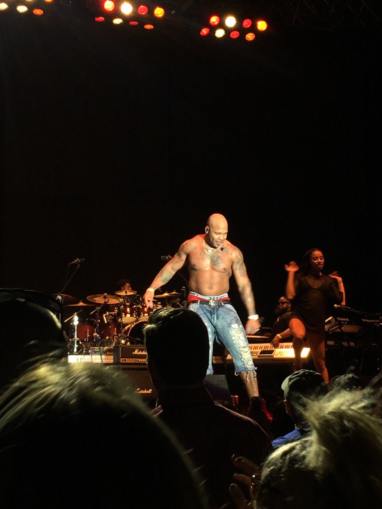 DsgnrGRL's tweet photo. So this just happened. #Flo-Rida https://t.co/8NGqIxfuaq