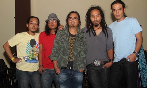 PuspitaFM's tweet photo. #JMR #RequestAtLunch #NowPlaying BIP - 1000 Puisi | Andi https://t.co/Nec8Pn1KWl