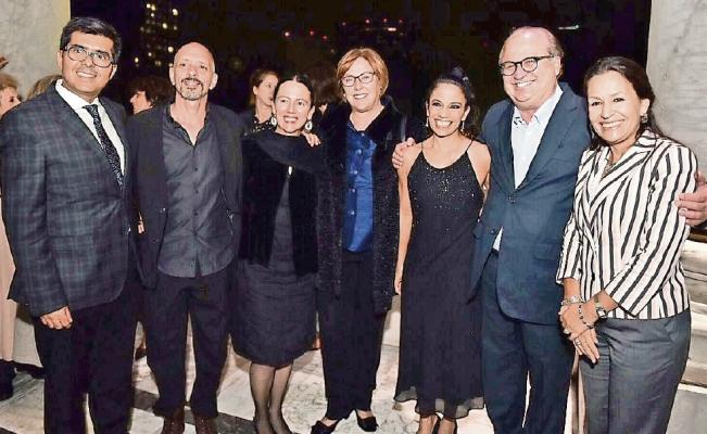 Entregan medalla a la coreógrafa Beatriz Madrid en Bellas Artes dlvr.it/PXGQ34