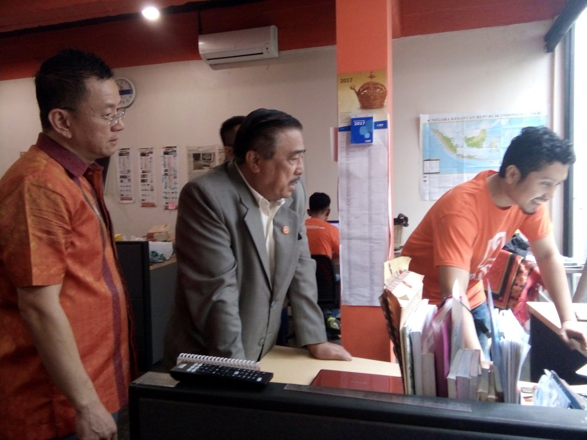 kikipenulis's tweet photo. Bpk Alwi selaku Staff Kepresidenan RI meninjau kantor #sumberdotcom https://t.co/nVGsqBvnsL
