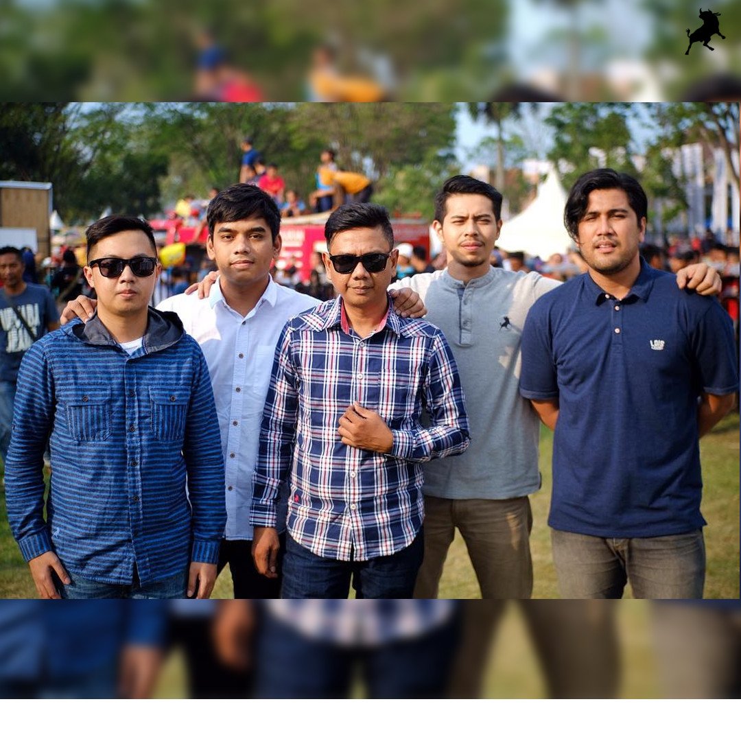 LoisIndonesia's tweet photo. Mau tampil casual 
&amp;kece kyk personil @TiketBand ??
Segera kunjungi showroom Lois Jeans &amp; pilih produk denim pilihanmu;) https://t.co/UEoqeO3VoL