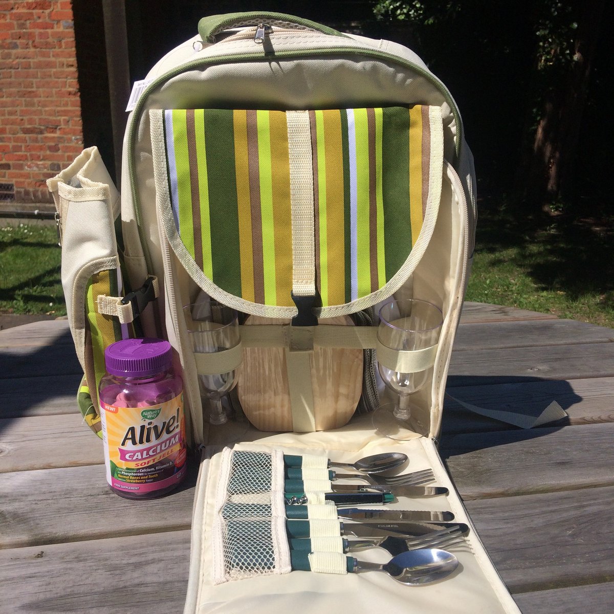 RusGiveaways's tweet photo. Its #NationalPicnicWeek, Follow & RT to #WIN a picnic hamper or 1x10 Alive! T&Cs https://t.co/EGHxrQGGio #FreebieFrida... by #zorro5173 https://t.co/XoblN6vCjB