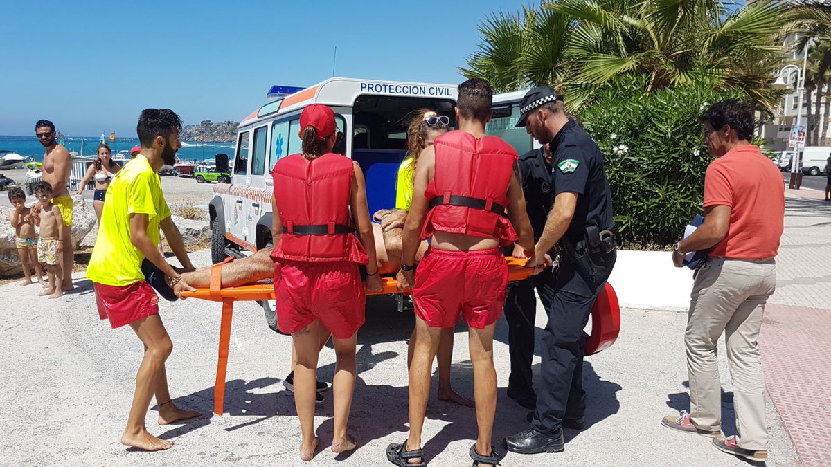 Socorristas de las #playas de Almuñécar #Almunecar y Policía Local recuperaron al pescador que cayó al agua en un simulacro <a href="/PoliciaAlmuneca/">PolicíaLocalAlmuneca</a>