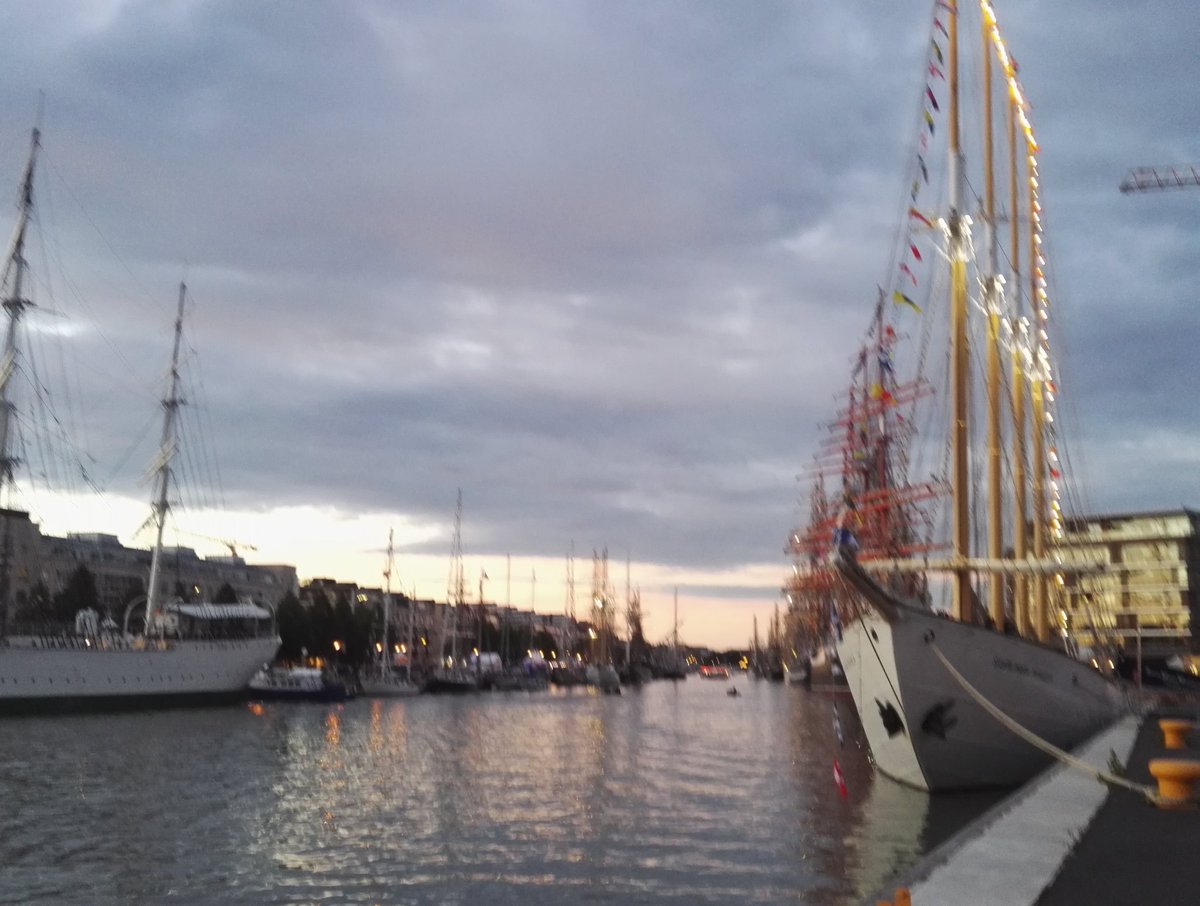 LiisaKujala's tweet photo. Hieno aamu #Turku! #TallShipsRaces #TSR17 #TallShipRace #Purjealus #Purjelaiva #Purjelaivakisa #Purjehdus #Sailing #tallshipsturku #TSR https://t.co/eBSeH7WoO4