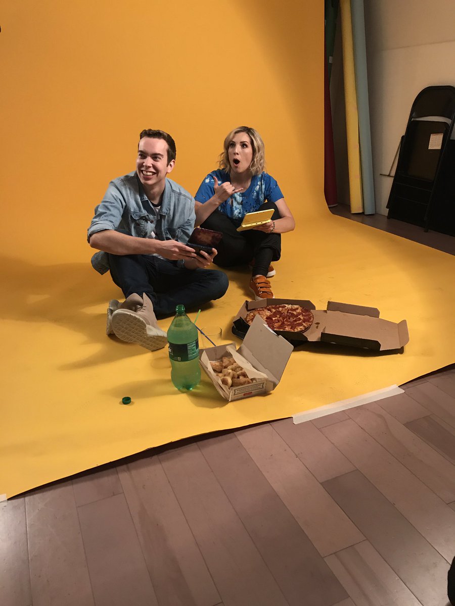 Strawburry17's tweet photo. Photo shoot with my fav @Parker_GamesMC ✌🏼🤓 https://t.co/vOvokZDe3n