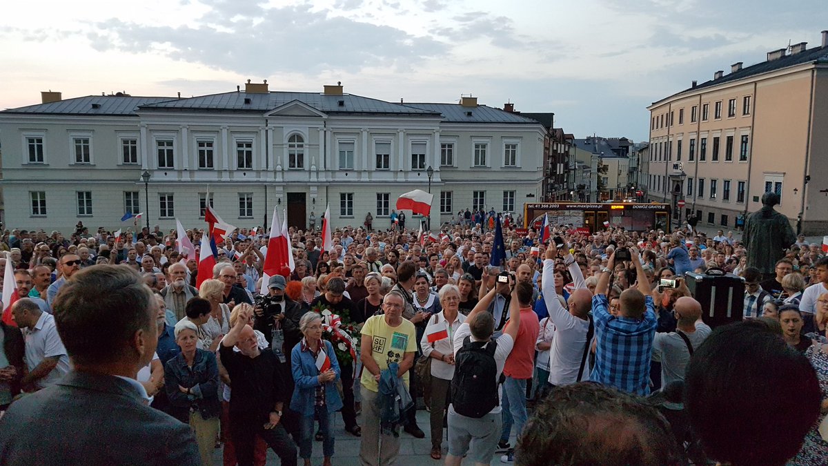 chlodnickim's tweet photo. #Kielce na wysokości zadania w obronie niezawisłości sądów. Póki jest ta moc w narodzie to PiSzamordyzm nie ma szans #WolneSady #ChcemyWeta https://t.co/PhvJNeBLVy