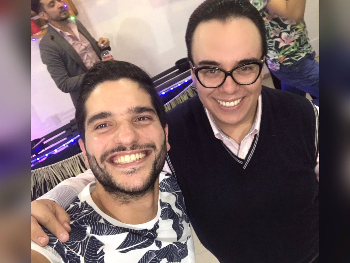_florartificial's tweet photo. Y nos vimos más pronto de lo que pensaba @robcoronelmusic ¡muchas felicidades por tu estreno en @rayandoelsolah! 👏🏻👏🏻👏🏻 #RobertCoronel https://t.co/yVxtgktKuO