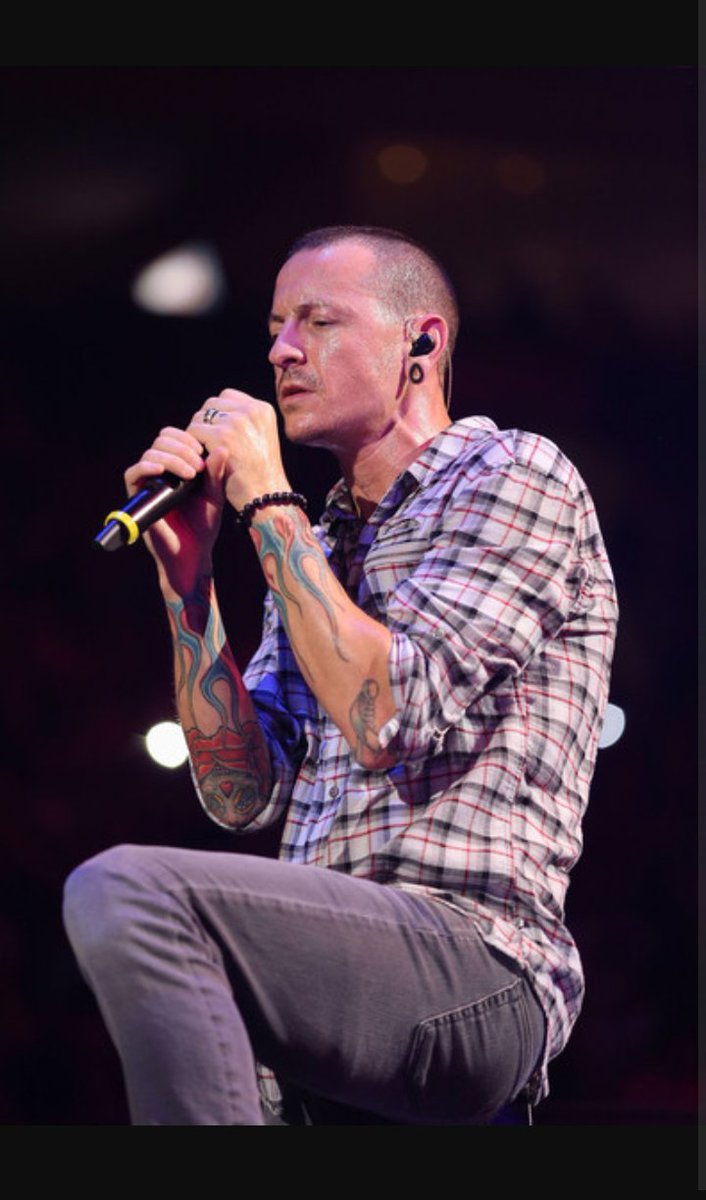 bustos_marvin's tweet photo. Este mundo cada vez mas loco mi amigo que gran hueco siento en el corazon #Deadmemories #ChesterBennington  #thanksyou 😢🎹🎤🌷R.I.P 1976-2017 https://t.co/Ih3TBYyIXu