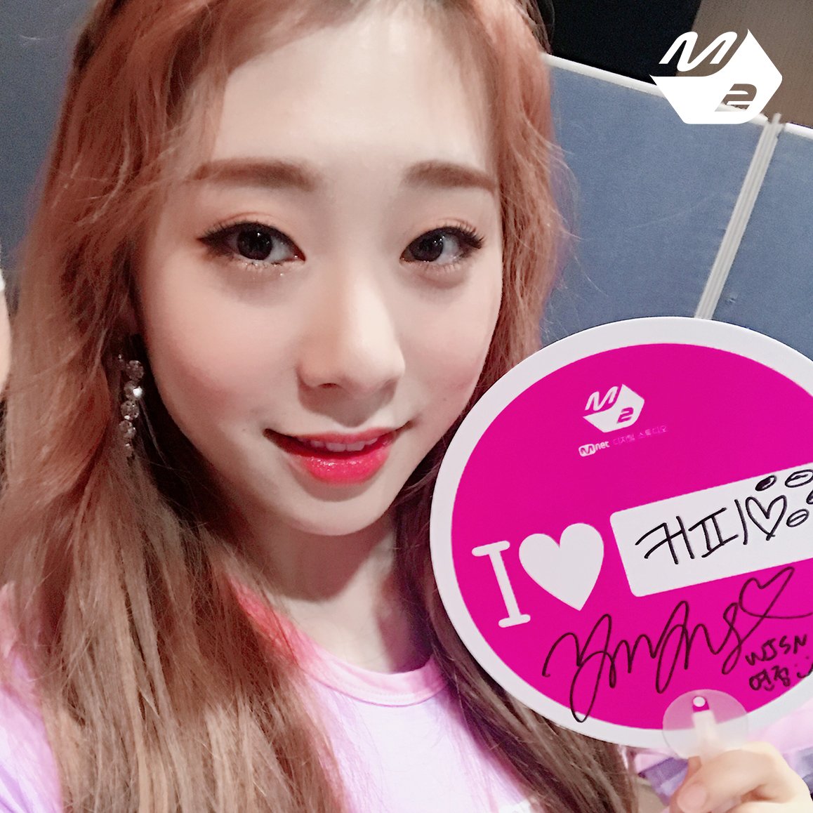 M2MPD's tweet photo. [RT이벤트] 우주소녀의 #엠투부채 를 받고 싶은 분은 RT GO!! (~7/27)
#우주소녀 #WJSN @WJSN_Cosmic
#엠투부채_어때_이쁘지 #엠투부채가_제일_시원하대요
#Mnet #M2 #엠넷 #엠투 https://t.co/mLU23djGri