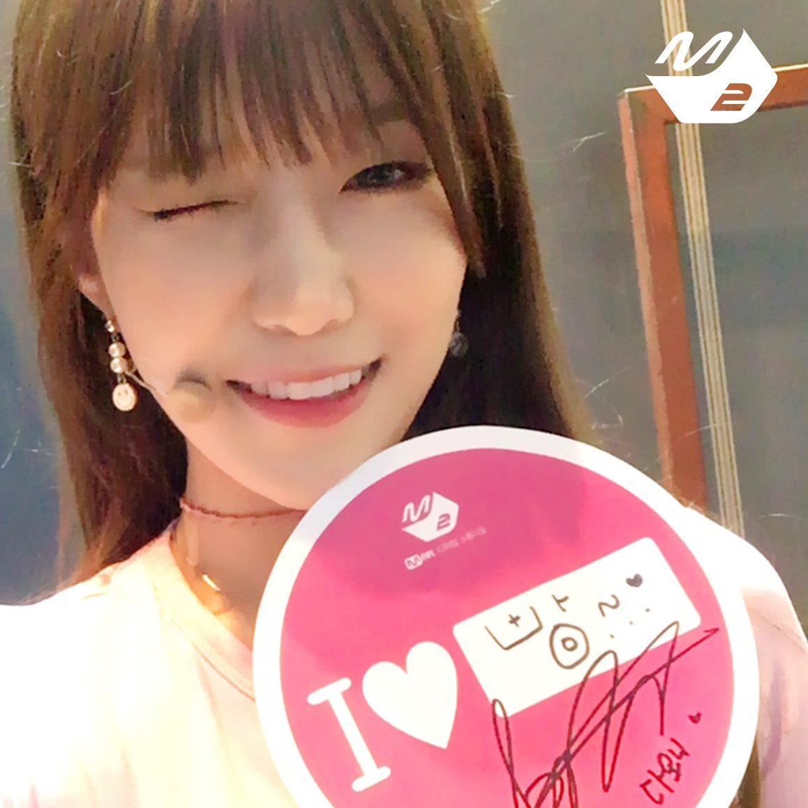 M2MPD's tweet photo. [RT이벤트] 우주소녀의 #엠투부채 를 받고 싶은 분은 RT GO!! (~7/27)
#우주소녀 #WJSN @WJSN_Cosmic
#엠투부채_어때_이쁘지 #엠투부채가_제일_시원하대요
#Mnet #M2 #엠넷 #엠투 https://t.co/mLU23djGri