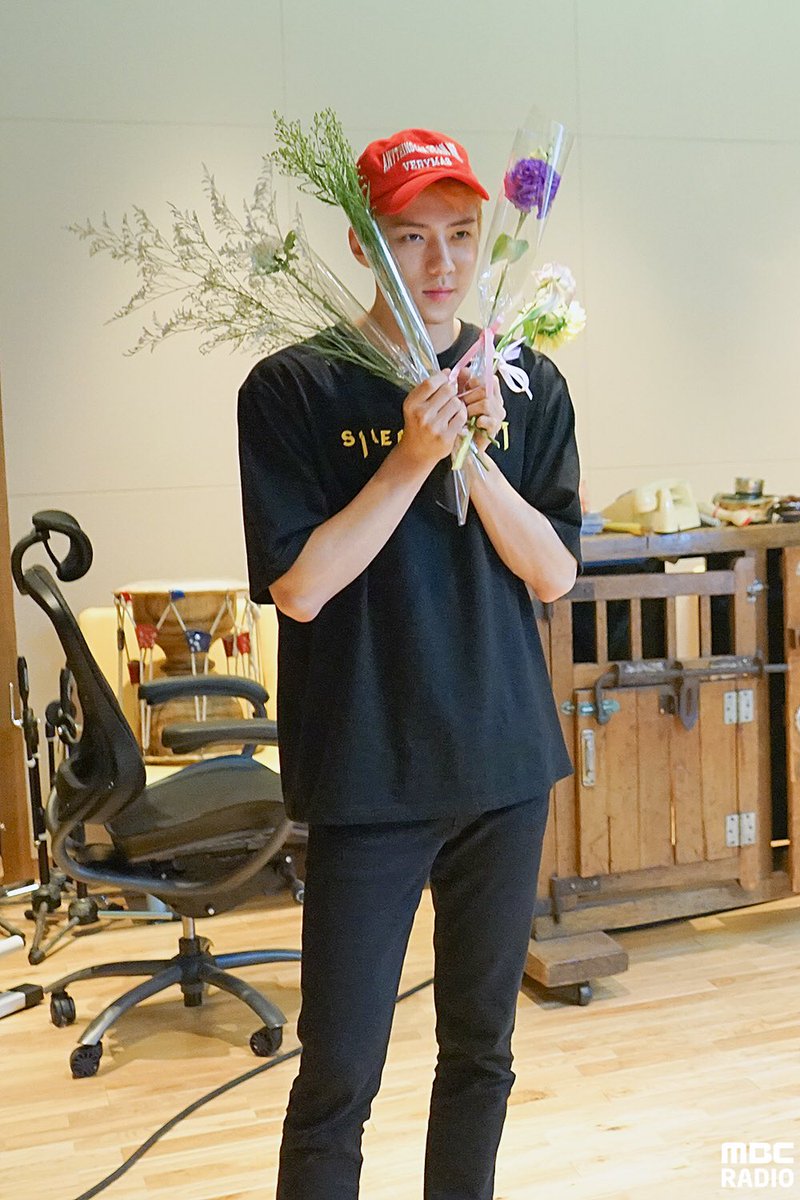 radiombc's tweet photo. #찬열 이 뽑은 코코밥 킬링파트의 주인공은 누구!? 
#공포의별밤대기실 에서 1일 플로리스트가 된 #세훈 
📻#강타의별이빛나는밤에 #엑소 #EXO 비하인드 보러가기 ☞ https://t.co/TdqLuip9X5 https://t.co/VEUrUSbbwc