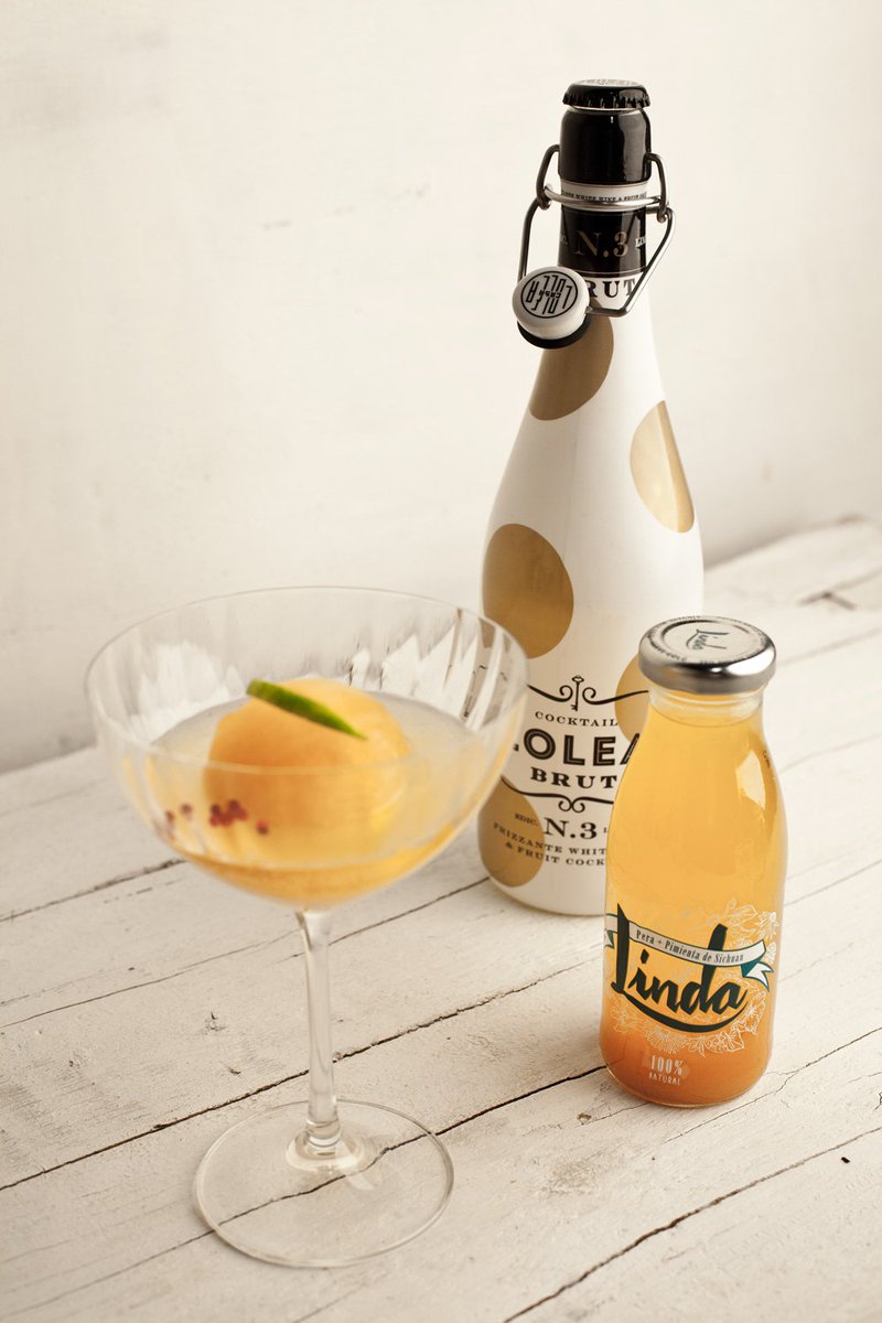 #LoleaxLinda, ¡la pareja más refrescante de este verano! 🙌🏼 Congela tu <a href="/tomalindalimon/">LINDA Limón</a> y añade una bola a tu Sangría Lolea favorita. 💛