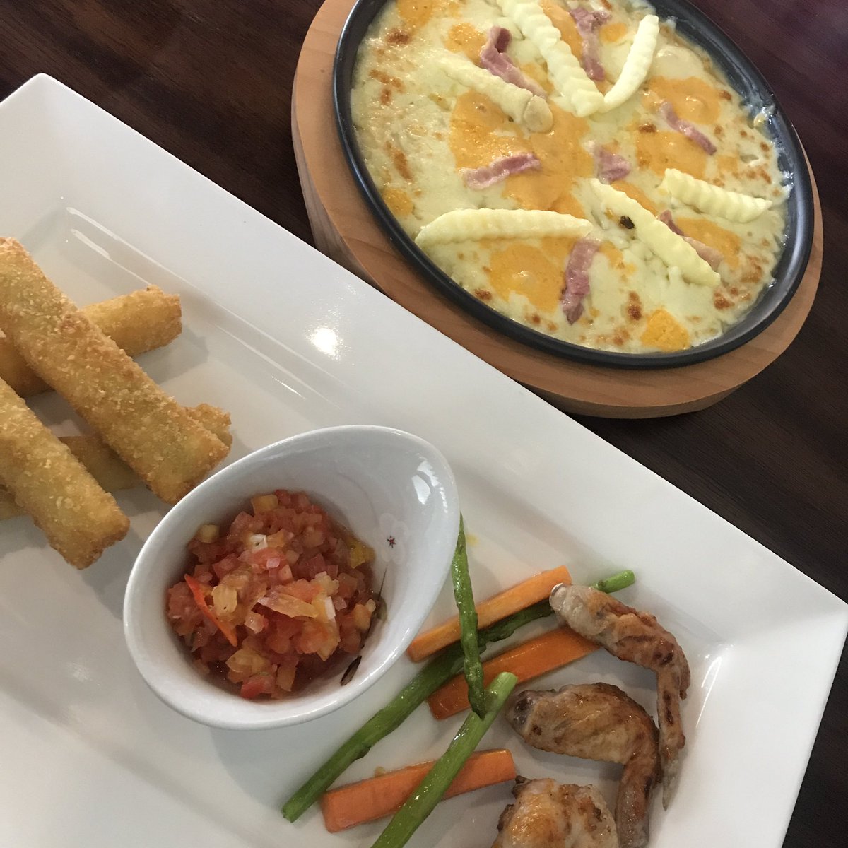 tonialvarez8's tweet photo. Meogja! 🍗🍺🇰🇷
#KoreanFood #BGC #FortStrip https://t.co/0MdCpKVqmD
