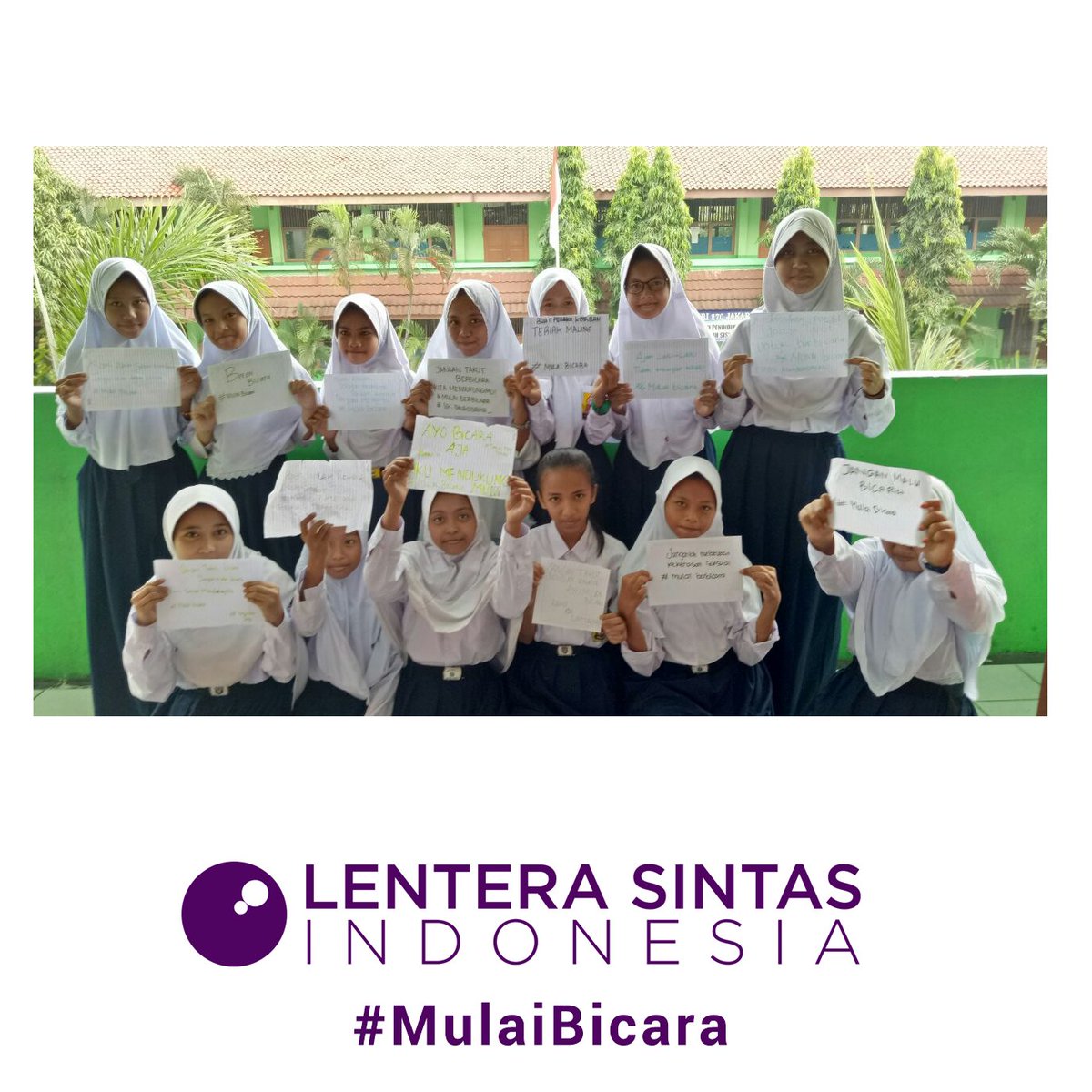 LenteraID's tweet photo. Semangat adik-adik SMP 140 Jakarta saat #LenteraID kampanye #Mulaibicara di sekolah mereka. Seru!!! https://t.co/Jc1Suo4Xee