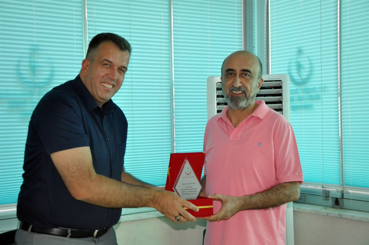 ManisaHSM's tweet photo. Halk Sağlığı Müdürü Dr. Engin Yıldırım, emekli olan Elif Sevda Dalkılıç ve Hüseyin Güler'e, düzenlenen törenle teşekkür plaketi verdi. https://t.co/CnofqsQU7r