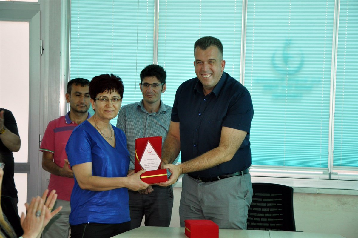 ManisaHSM's tweet photo. Halk Sağlığı Müdürü Dr. Engin Yıldırım, emekli olan Elif Sevda Dalkılıç ve Hüseyin Güler'e, düzenlenen törenle teşekkür plaketi verdi. https://t.co/CnofqsQU7r