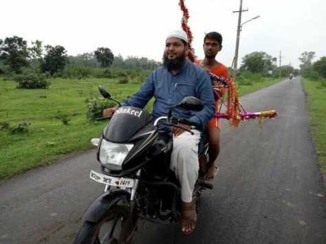 Alllahdin's tweet photo. Pics like this should be promoted. Basically, majority are so busy in earning bread that they believe in solidarity and coexistence. India https://t.co/dyeIkgbveo