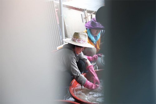 수해복구 동참 김정숙 여사…네티즌 “‘의전 장화’ 홍준표와 비교되네…봉사는 이렇게 하는 것이다” goo.gl/jtc19R #고발뉴스