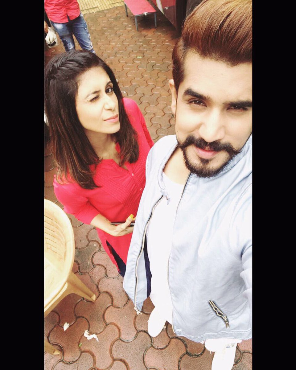 KishwerM's tweet photo. Shooting with this mad man 🤷‍♀️🤦‍♀️🤣😓😏😒🙄😘 #uguyswillknwsoon 😁 https://t.co/mXJ6fQv9b0