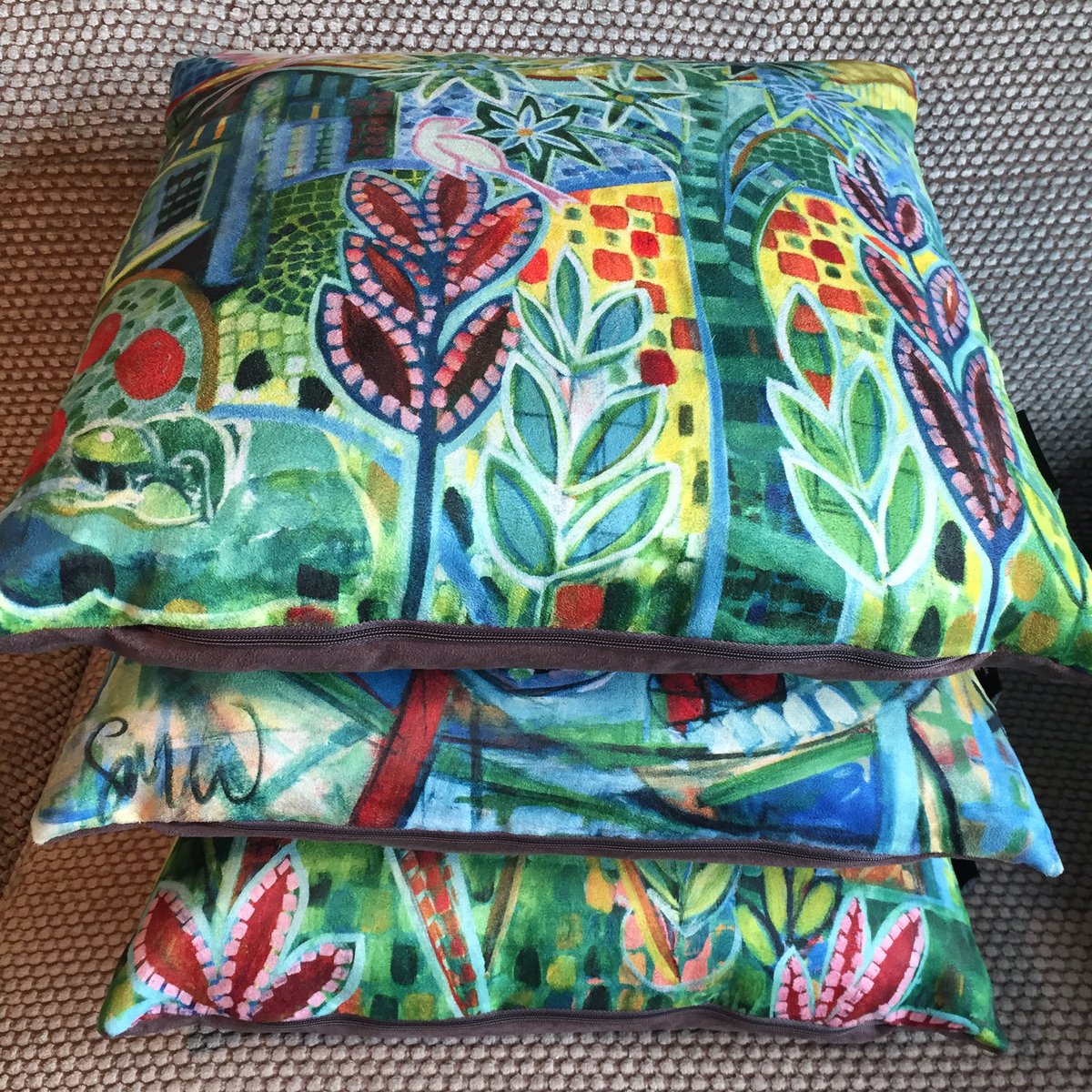 Art_By_Steph's tweet photo. Luxury cushions piled high in gorgeous blues/greens.https://t.co/vPXuVgGEjh #designer #cushion #interors #gardens https://t.co/gRvDgiqx6r