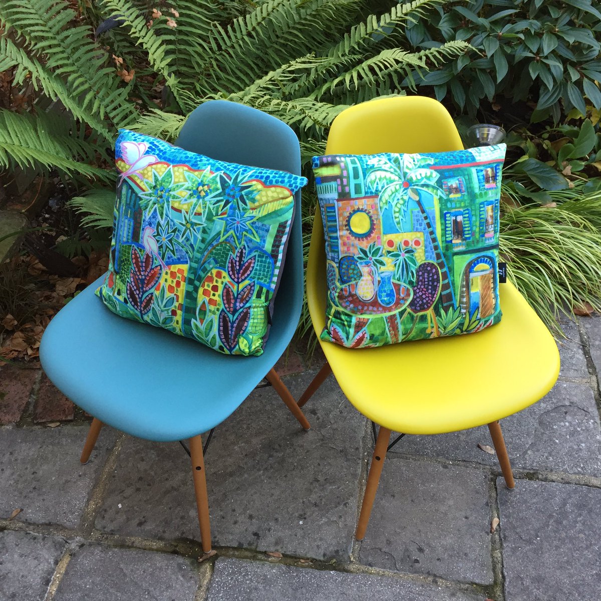 Art_By_Steph's tweet photo. Luxury cushions piled high in gorgeous blues/greens.https://t.co/vPXuVgGEjh #designer #cushion #interors #gardens https://t.co/gRvDgiqx6r