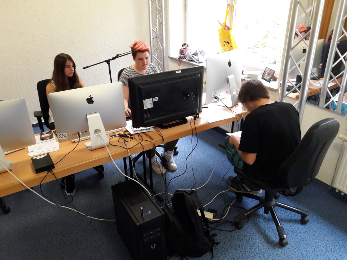 PiXEL_Fernsehen's tweet photo. In einer Woche geht's auf Sendung und zwar LIVE. Ausgiebig werden die ausgewählten Spiele bereits im Voraus von den OnScreenern getestet 🎮🖥️ https://t.co/UzjJfAJFxZ