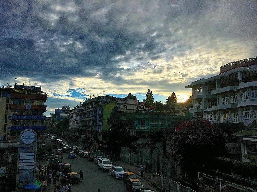 noshtradamus's tweet photo. surreal midday darkness brought upon us by a blanket of clouds...
.
#travel #meghalaya #shillong #clouds #streetsc… https://t.co/Qh1JcMMrj1 https://t.co/uJ5XRAvSLe
